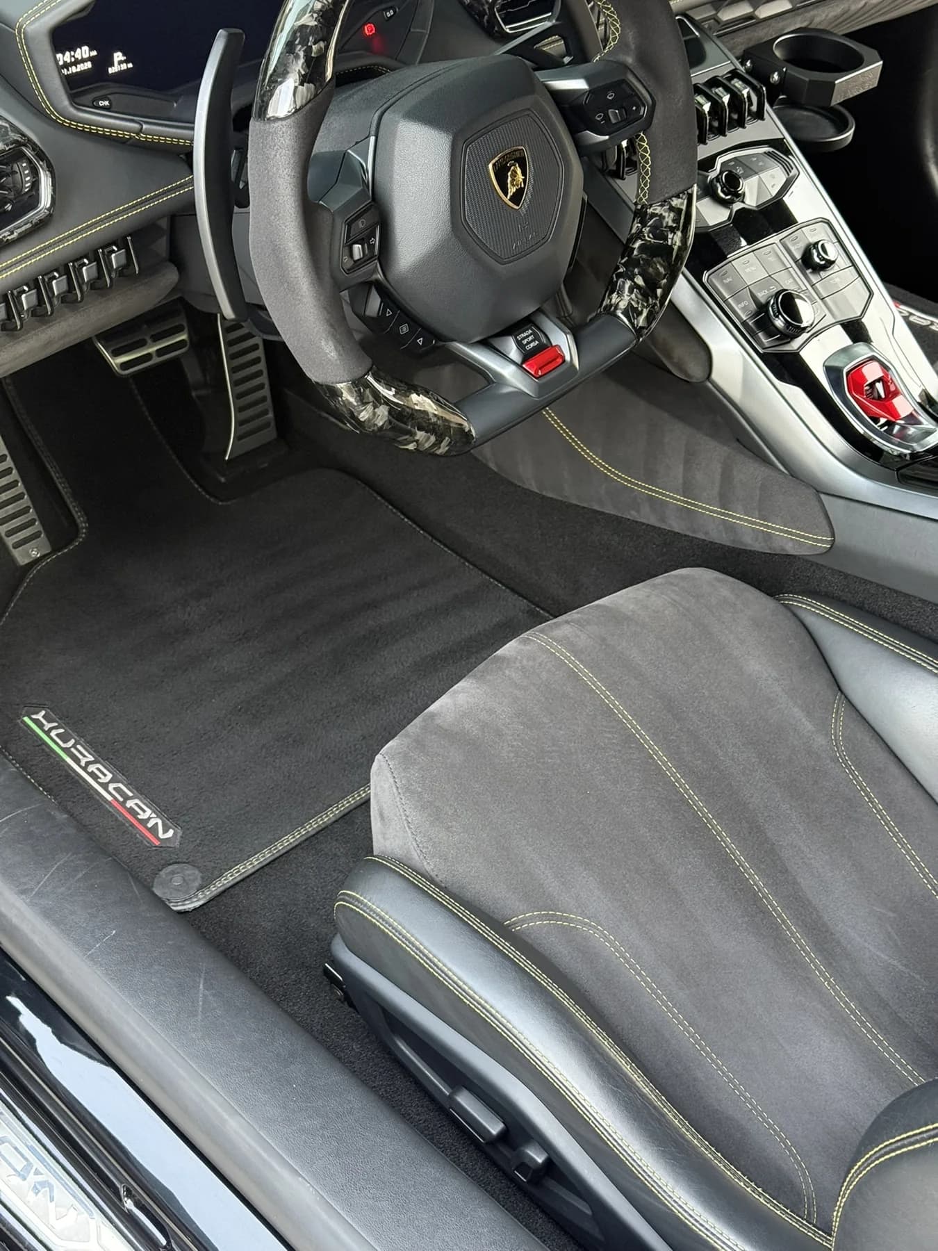 Lamborghini Huracan steering wheel, dashboard and center console