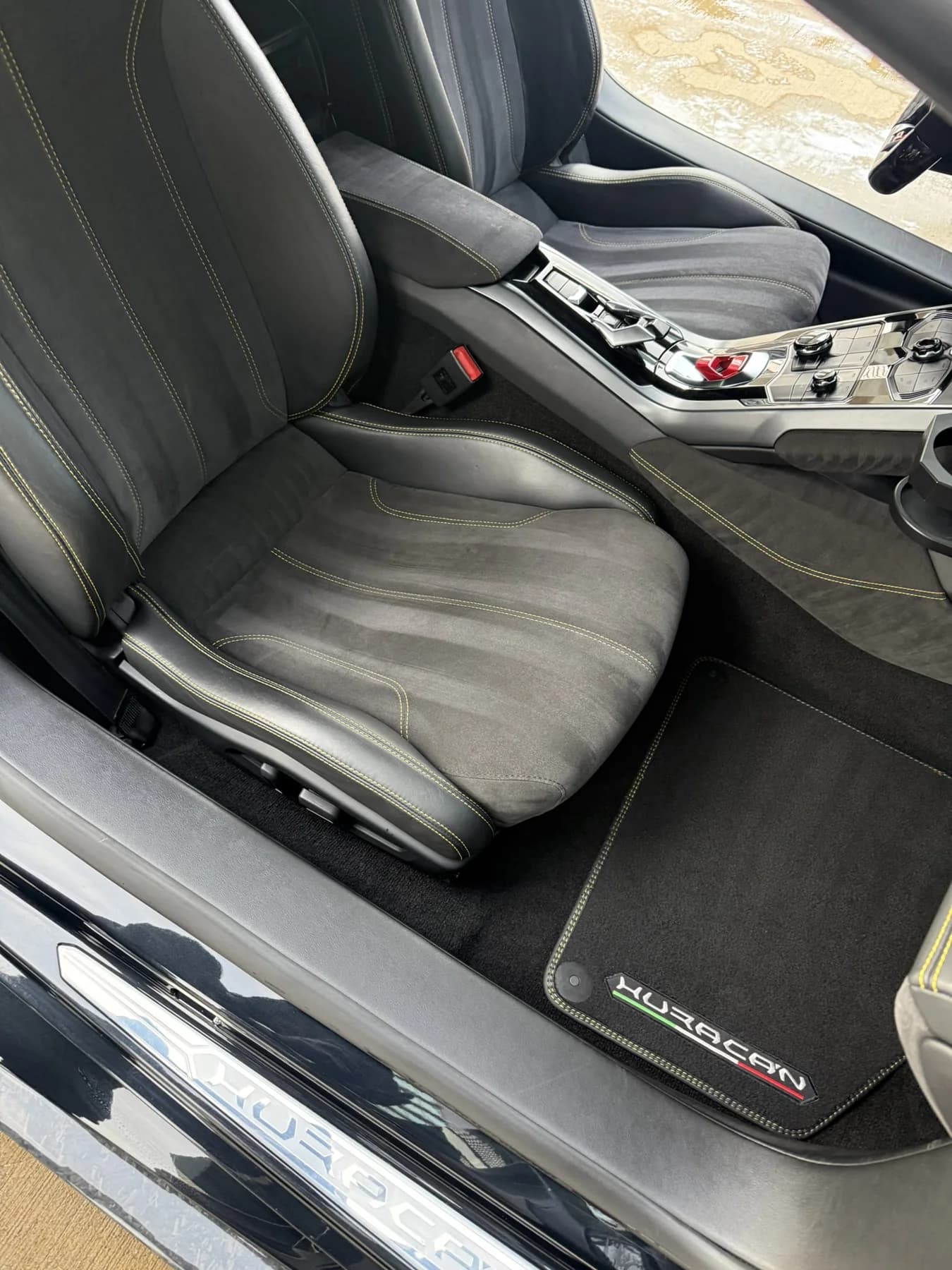 Lamborghini Huracan leather seat and center console